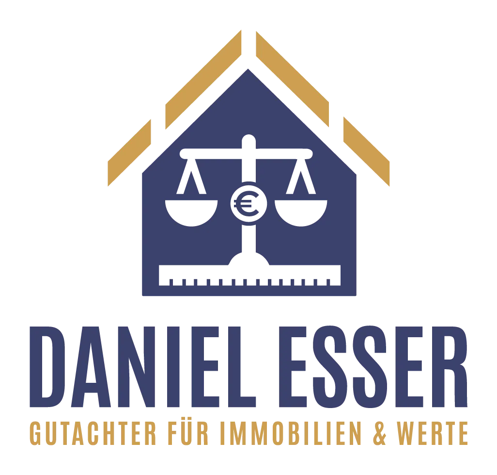 Logo von Daniel Esser – Gutachter für Immobilien & Werte mit stilisiertem Haus, Waage, Uhr und Maßstab